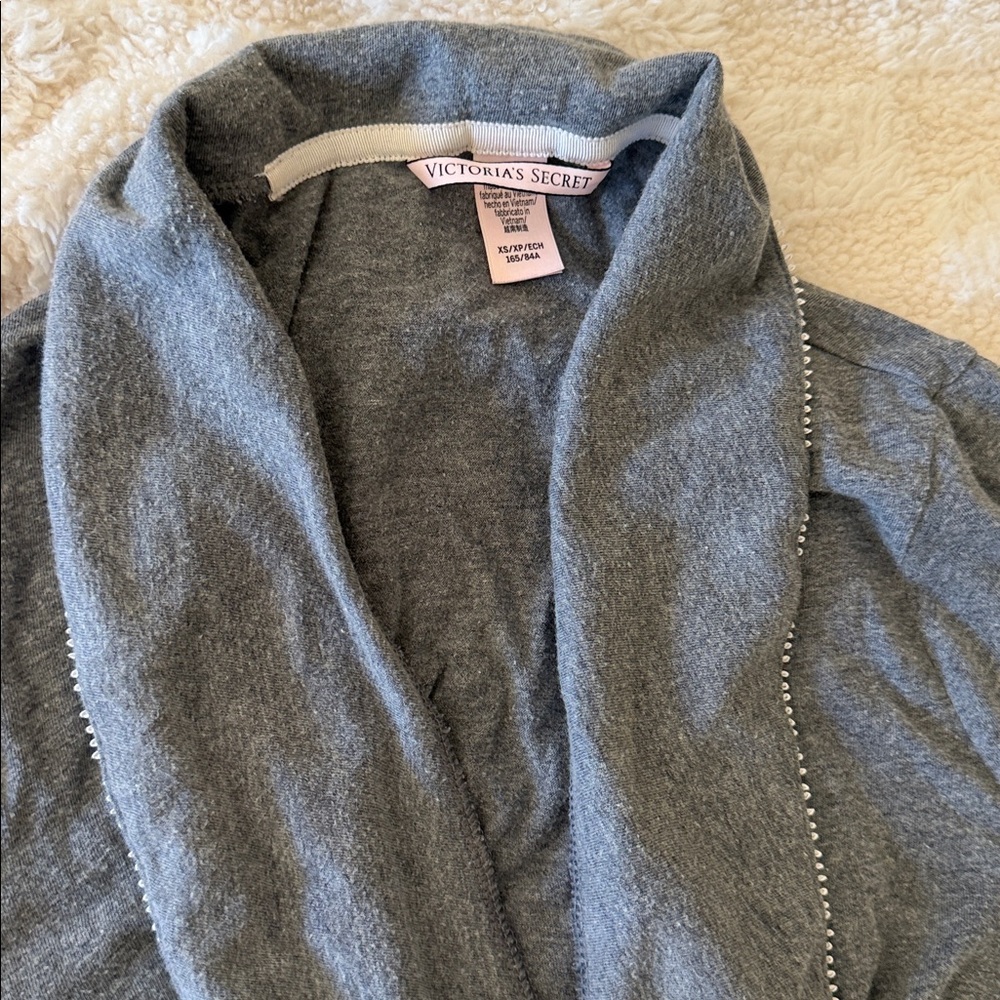 VS Robe - Picture 3 of 7